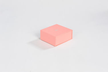 035 sztywna, różowa czapka z daszkiem i pudełko